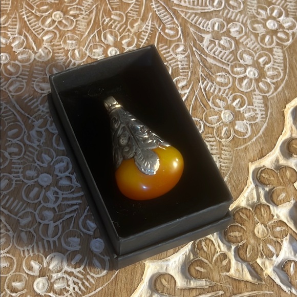 Stylish Amber and Silver Accessory - Picture 1 of 1
